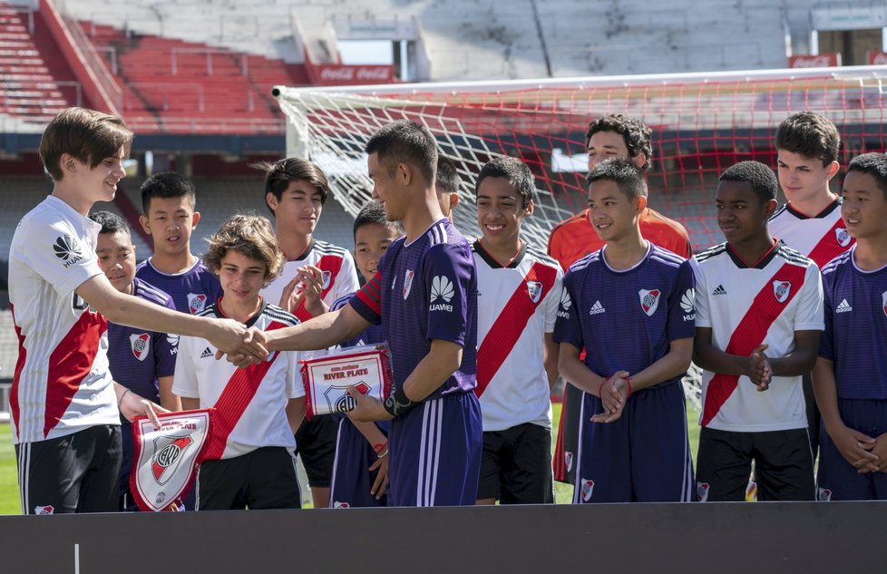 Thajští chlapci z jeskyně navštívili olympijské hry mládeže v Buenos Aires.