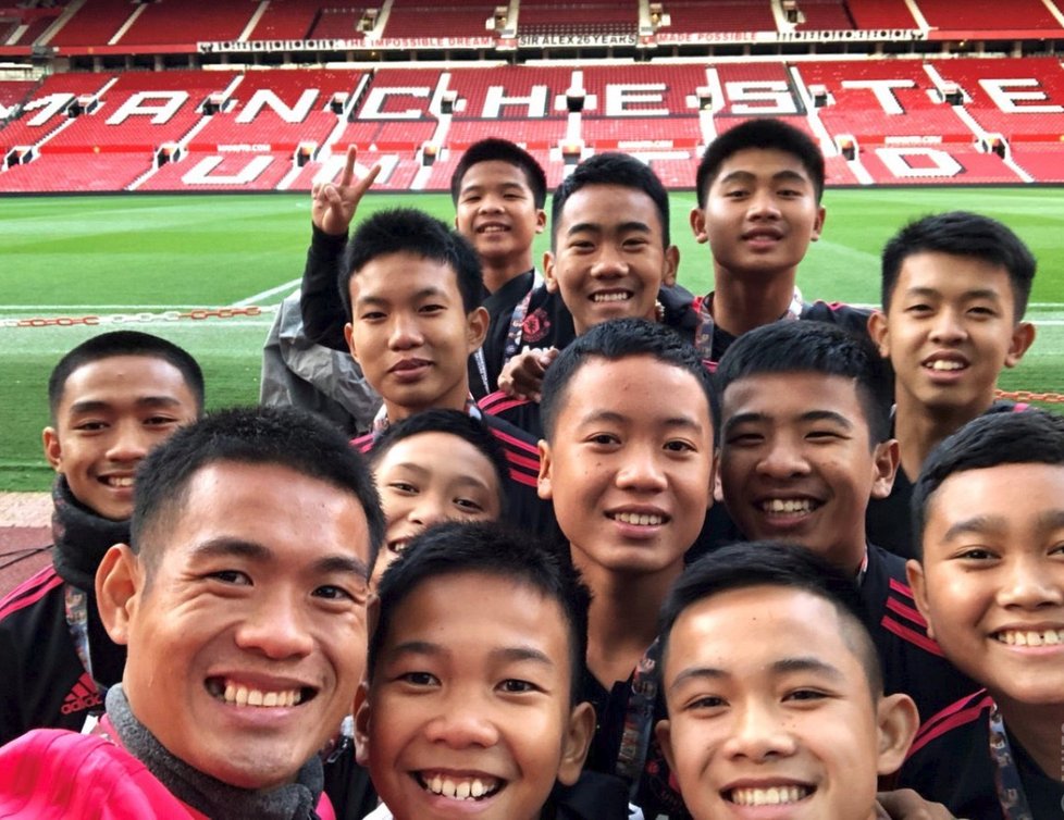Thajští chlapci z jeskyně zavítali na zápas svého oblíbeného Manchesteru United.