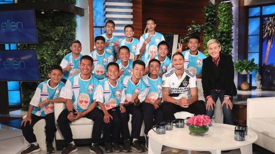 Thajští chlapci z jeskyně v oblíbené americké show moderátorky Ellen DeGeneresové, kde je navštívil Zlatan Ibrahimovic.