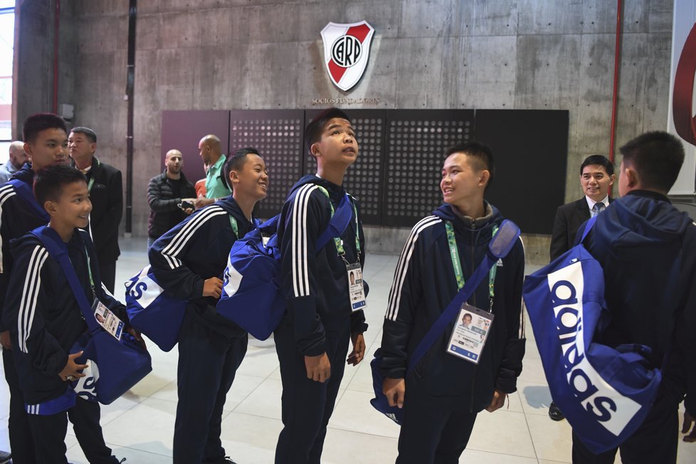 Thajští chlapci z jeskyně navštívili olympijské hry mládeže v Buenos Aires.