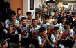 Malí thajští fotbalisté a jejich trenér před startem tiskové konference po propuštění z nemocnice (18. 8. 2018)