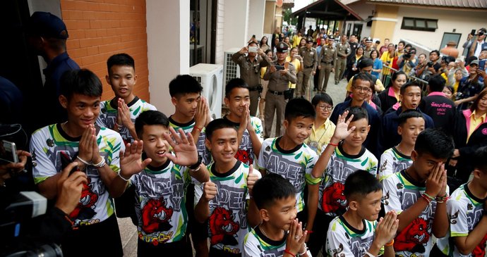 Malí thajští fotbalisté a jejich trenér před startem tiskové konference po propuštění z nemocnice (18. 8. 2018)