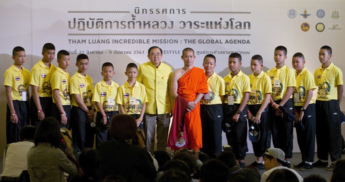 Malí Thajci, kteří i s trenérem strávili 17 dní v tmavé zatopené jeskyni, se těší na návrat do školy.