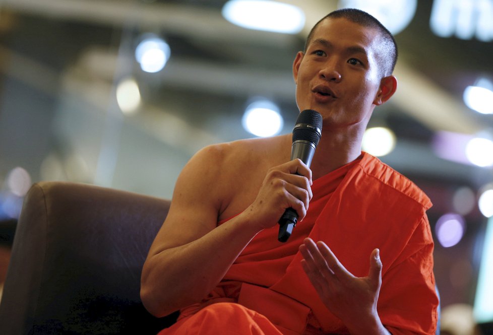 Trenér Ekkapol Čantawong jako mnich v buddhistickém klášteře zůstane i potom, co ho malí svěřenci opustí.