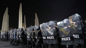 Thajská policie rozehnala protivládní demonstranty vodními děly