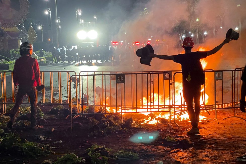 Thajská policie rozehnala protivládní demonstranty vodními děly