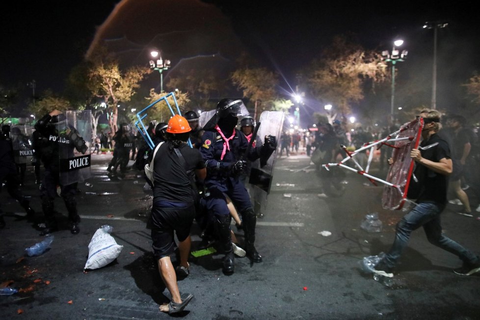 Thajská policie rozehnala protivládní demonstranty vodními děly