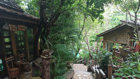 Hotel Santyia na Ko Phangan je umělecké dílo z teakového dřeva zasazené v pralese