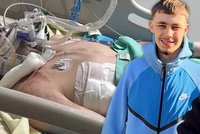Prokletí thajských silnic: Auto mu přejelo hlavu! Mladík bojuje o přežití