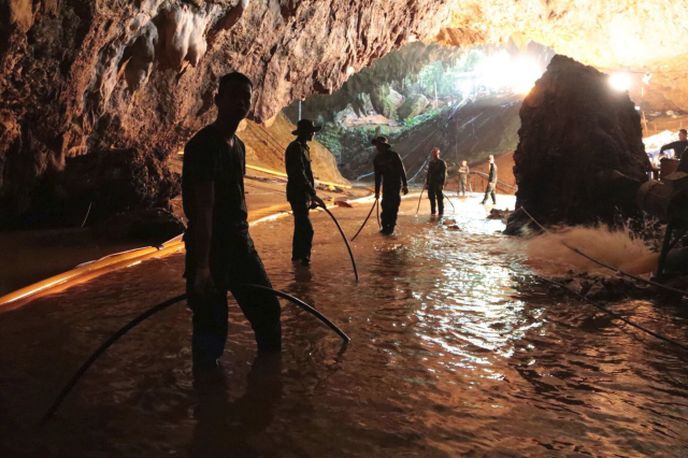 Záchrana fotbalového týmu z thajské jeskyně