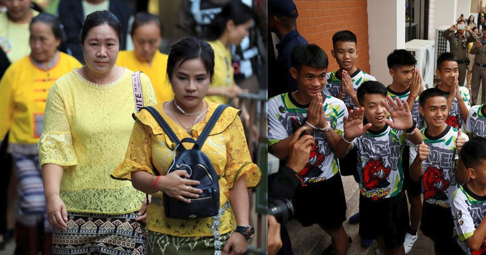 Thajští chlapci a jejich trenér jsou už doma s rodinami, společně se účastnili obřadu za zemřelého potápěč.