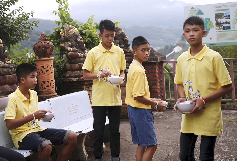 Thajští chlapci a jejich trenér jsou už doma s rodinami, společně se účastnili obřadu za zemřelého potápěče.