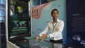 Inženýr Sutee Chusri představuje řídící systém satelitu Theos, který vyvinul se svými kolegy