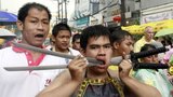 Thajští kouzelníci s noži: Žádná bolest, žádná krev
