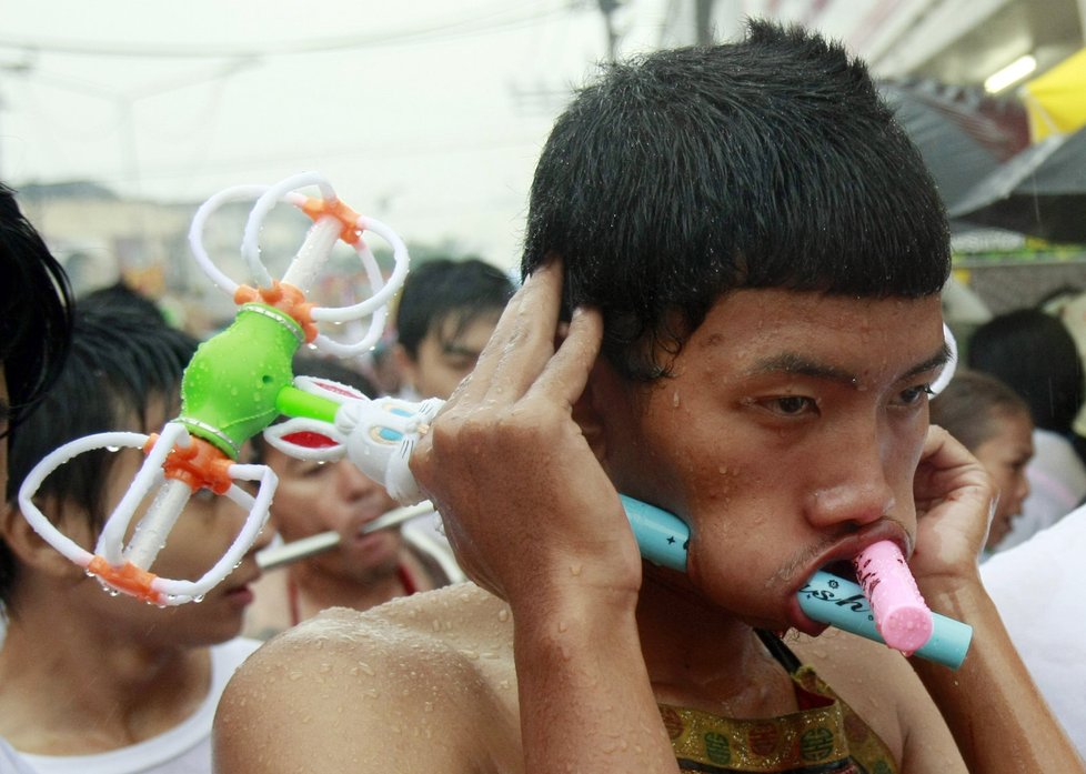 Thajští poutníci si tváře propíchávají nejrůznějšími předměty
