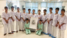 Dvanáct mladých fotbalistů a jejich trenér, kteří byli vyproštěni ze zatopeného jeskynního komplexu na severu Thajska, bude ve středu propuštěno z nemocnice a vzápětí s nimi bude uspořádána tisková konference.