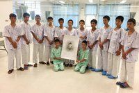 Thajští chlapci opustí nemocnici a promluví. Pak je čeká klid s blízkými