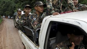 V Thajsku pokračuje pátrání po 12 chlapcích a jejich trenérovi.