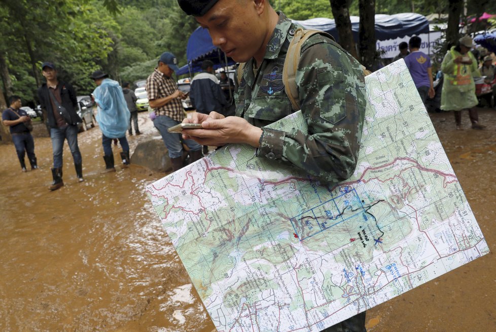 V Thajsku pokračuje záchrana 12 chlapců a jejich trenéra, kteří uvízli v jeskyni.