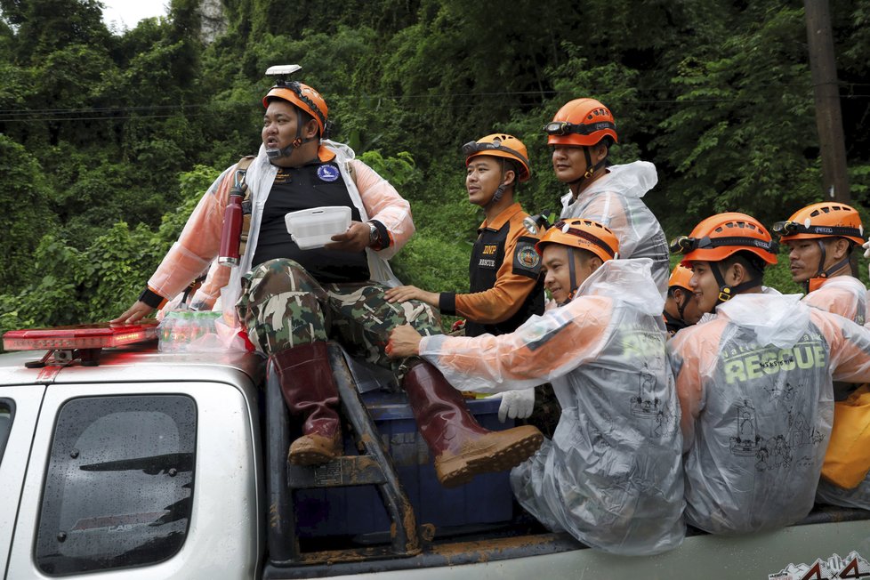 V Thajsku pokračuje záchrana 12 chlapců a jejich trenéra, kteří uvízli v jeskyni.