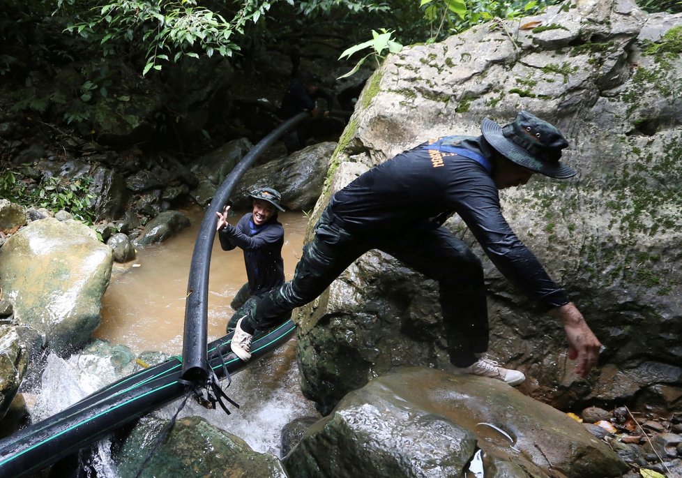 Záchranáři odčerpávají ze zatopeného jeskynního komplexu vodu, aby byla cesta ven snazší.