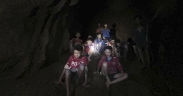 12 chlapců našli v jeskyni živých: Záchrání je až za 4 měsíce?! Musí se naučit potápět