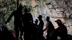Záchranáři vyklízejí jeskynní komplex po záchraně uvězněných fotbalistů  (11.7.2018)