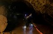 Záchranáři vyklízejí jeskynní komplex po záchraně uvězněných fotbalistů