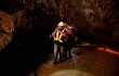 Záchranáři vyklízejí jeskynní komplex po záchraně uvězněných fotbalistů