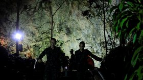 Záchranáři vyklízejí jeskynní komplex po záchraně uvězněných fotbalistů (11.7.2018)