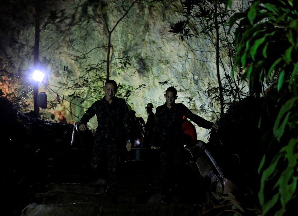 Záchranáři vyklízejí jeskynní komplex po vysvobození uvězněných fotbalistů.