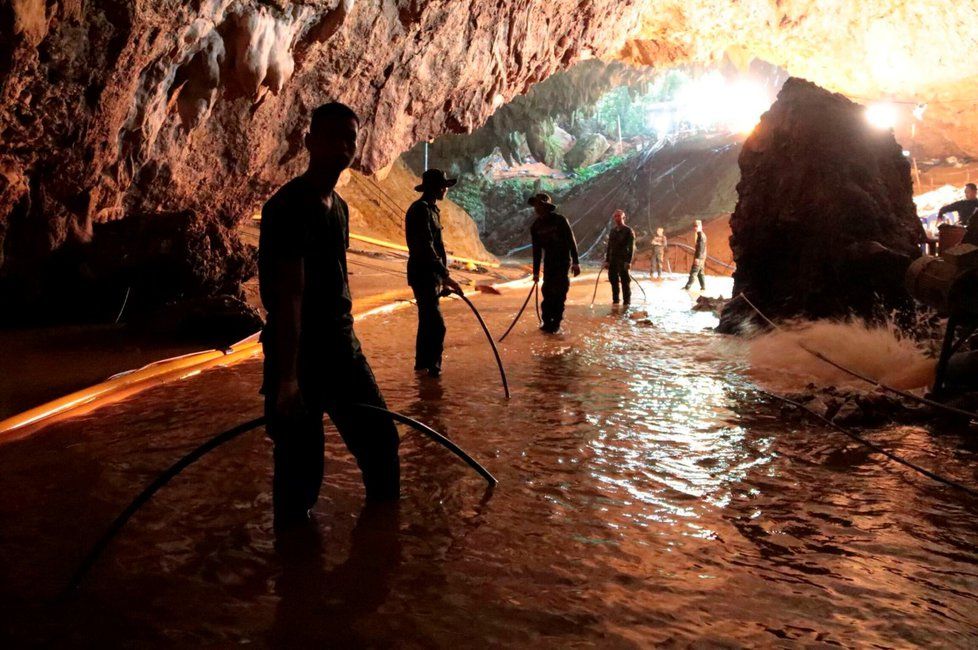 Záchranná akce na pomoc thajským dětem uvězněným v jeskyni byla náročná, ale se šťastným koncem.
