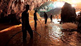 Evakuace začala kvůli hrozbě dalších dešťů a obavám, že se v jeskyni opět zvýší hladina vody.