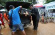 Záchranáři v zatopené thajské jeskyni chystají evakuaci dalších chlapců.