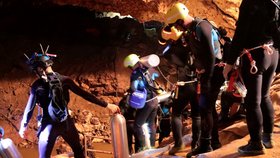 Skupina dvanácti chlapců byla spolu s jejich fotbalovým trenérem v jeskyni uvězněna od 23. června