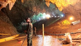 Evakuace začala kvůli hrozbě dalších dešťů a obavám, že se v jeskyni opět zvýší hladina vody