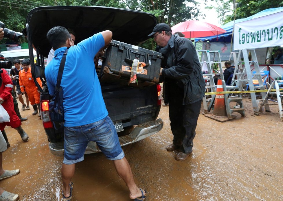 Záchranáři v zatopené thajské jeskyni chystají evakuaci dalších chlapců.