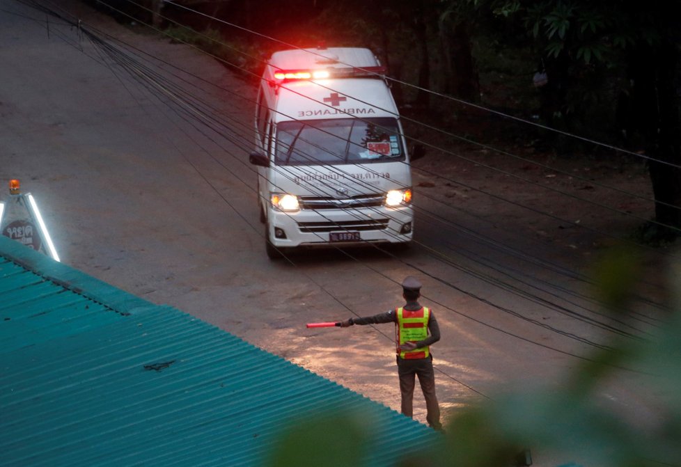 Pro první chlapce přijely  8.7.  sanitky, na místě byly i helikoptéry