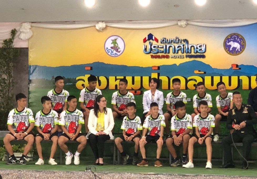 Tisková konference thajských fotbalistů, kteří byli necelé tři týdny uvězněni v zatopené jeskyni.