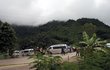 Záchranné vozidlo odjíždí od jeskyně Tham Luang