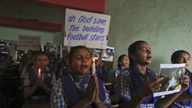 Za záchranu fotbalistů se modlí děti po celé zemi