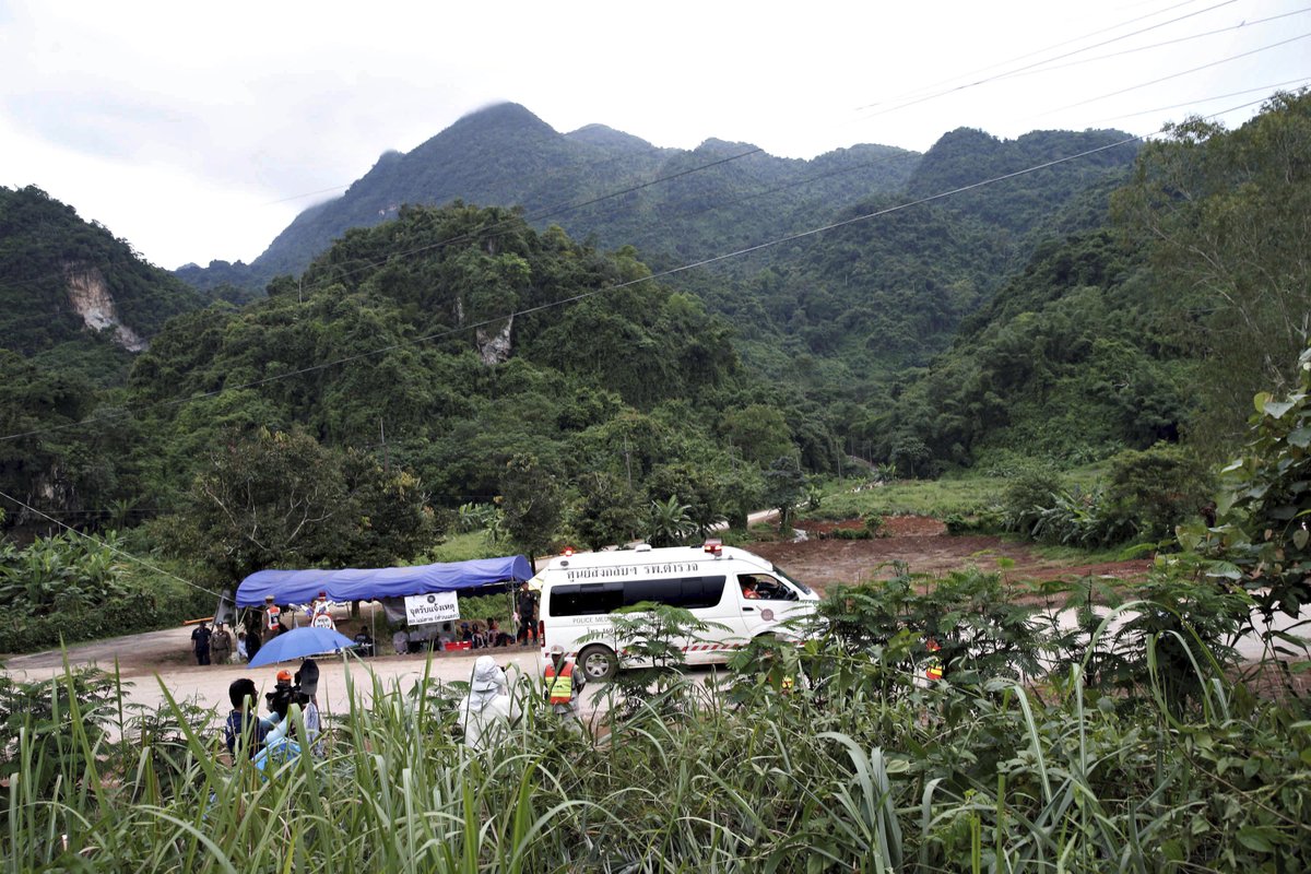 Od jeskynního komplexu Tham Luang odjíždí další záchranky