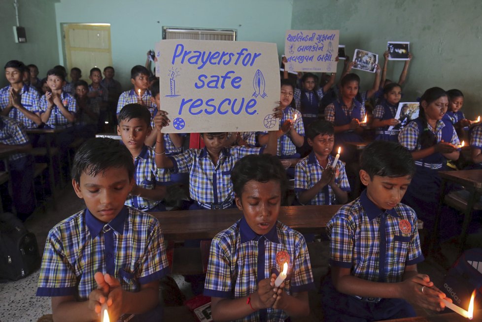 Za záchranu fotbalistů se modlí děti po celé zemi