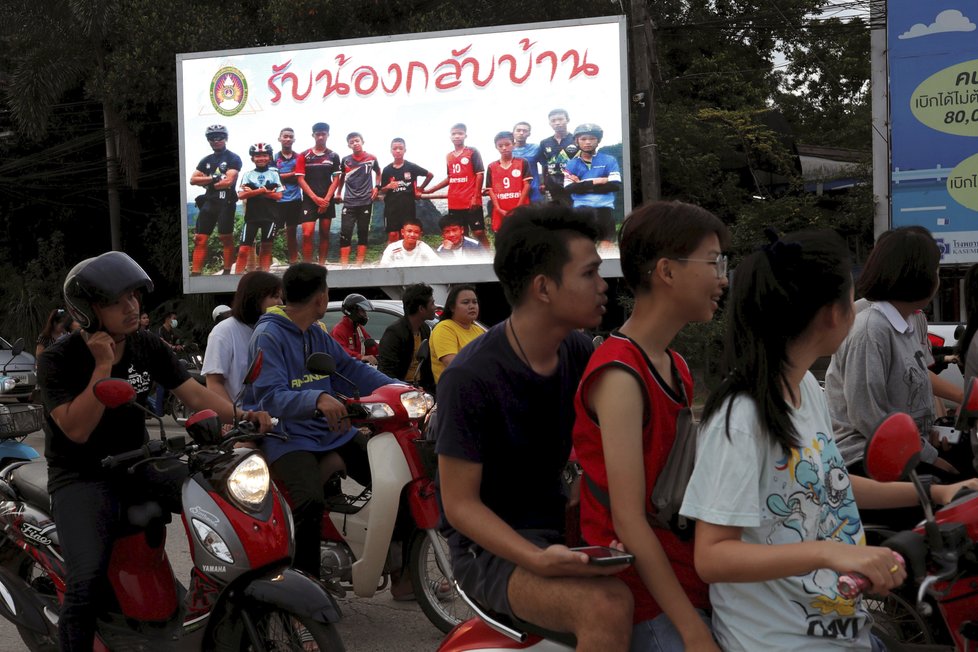 V nedalekém městě Chiang Rai, kam jsou mladíci převáženi do nemocnice, vyrostl billboard s fotkou celého fotbalového týmu. Stojí na něm „Vítejte doma“