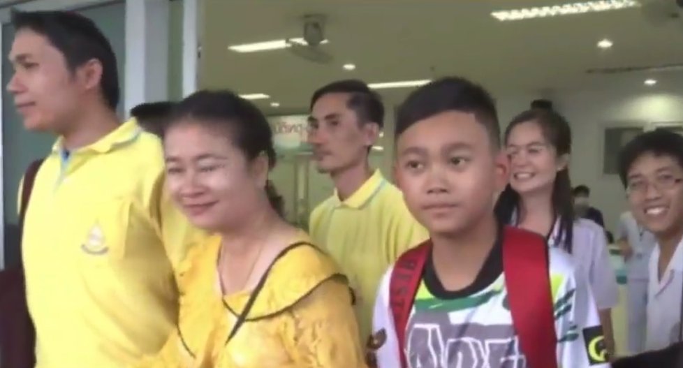 Thajští chlapci a jejich trenér byli propuštěni z nemocnice.