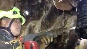 Záchranáři přizpůsobují vnitřek jeskyně pro záchrannou operaci.