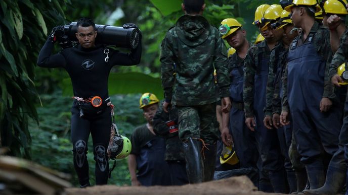 Potápěči se vracejí z další cesty k uvězněným chlapcům. Záchranná mise už stála život bývalého člena thajského námořnictva.