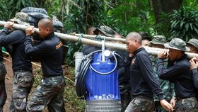 Thajští vojáci přepravují pumpu, která by měla pomoci vysvobodit ze zatopené jeskyně 12 chlapců a jejich fotbalového trenéra