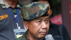 Velitel thajských SEAL Arpakorn Yookongkaew během rozhovoru s novináři. Při záchranné akci zemřel v pátek 6.7. bývalý člen námořnictva.