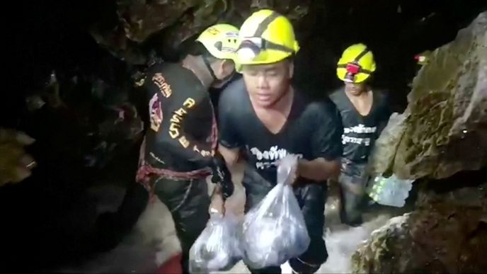 Záchranáři se chystají na další cestu za uvězněnými chlapci a jejich trenérem. Záchranná mise už stála život bývalého člena thajského námořnictva.